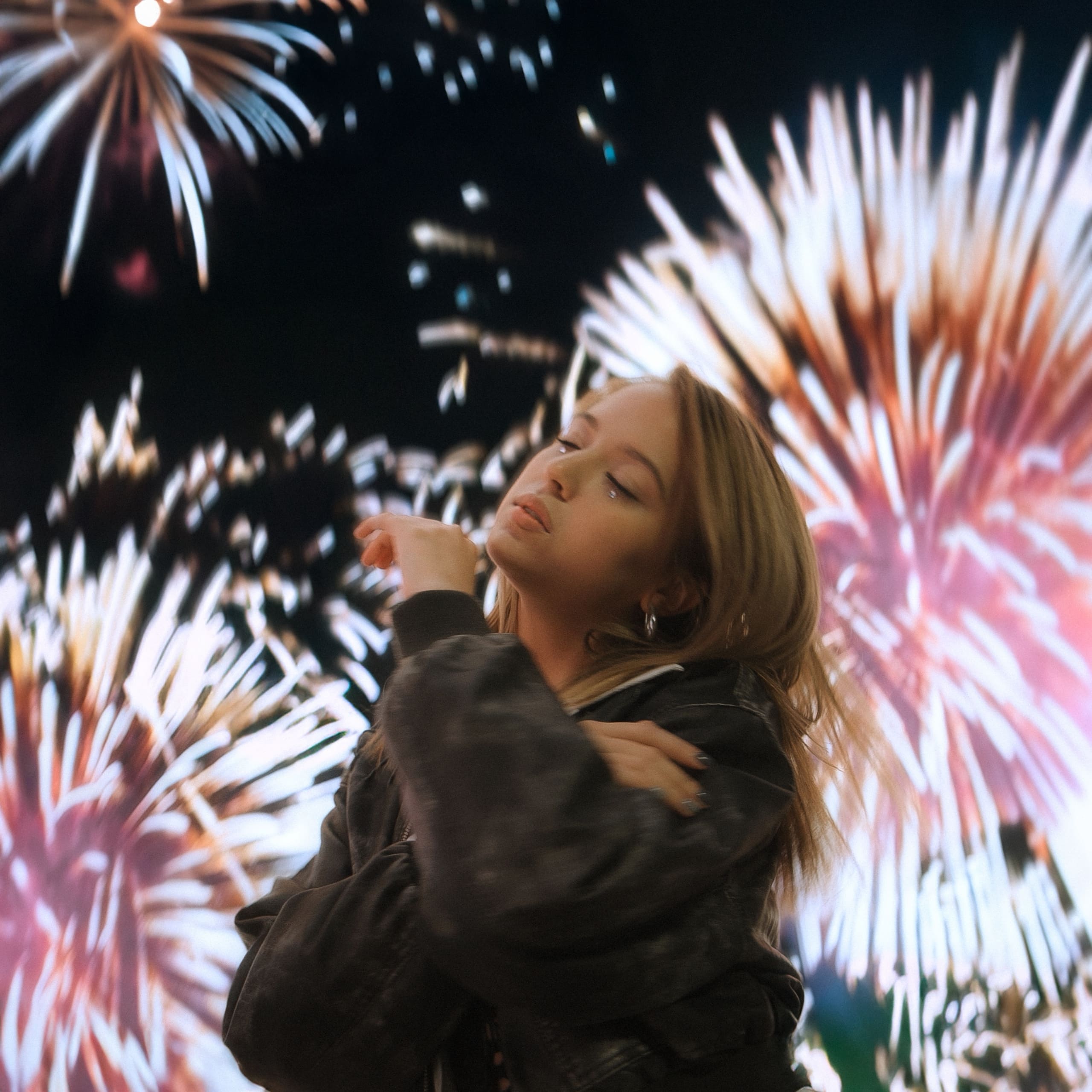 DAASHA рассказала о чувствах-вспышках в новинке «Салюты»