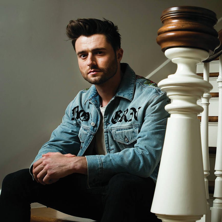 Фрэнк Уокер смешал кантри с электронной музыкой в «Lay It On Me»